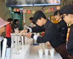 学池国中学子在一日店长课程中，学习手冲咖啡为客人服务。（日管处提供）