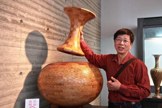 黄文彬打开瓶盖,木头香气弥漫周遭,令人陶醉。(许享富 /大纪元)