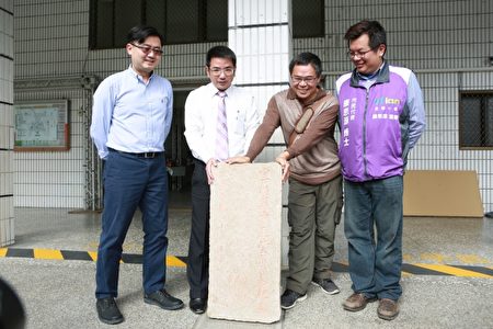 左起光复国小校长吴志坚、宜兰市长江聪渊、兰博馆林正芳研究员及康思源代表与“宜兰县中正堂奠基纪念”碑。(曾汉东/大纪元)