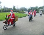 罗东镇民代表许俊仁（左一）扮成耶诞老公公，骑乘麋鹿造型电动车，到幸夫爱儿园送耶诞礼物。（镇民代表许俊仁提供）