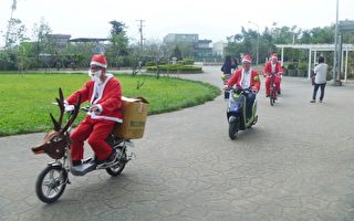 镇民代表骑麋鹿造型电动车送耶诞礼物