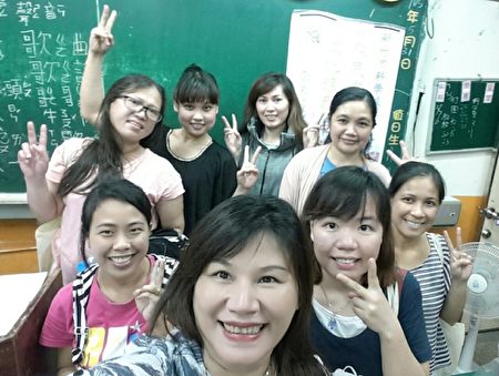 科學城社大快樂的中文學習班,前中為李秀慧老師。(新竹科學城社大提供)