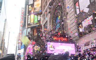风雨无阻！ 时代广场跨年活动彩纸“试飞”