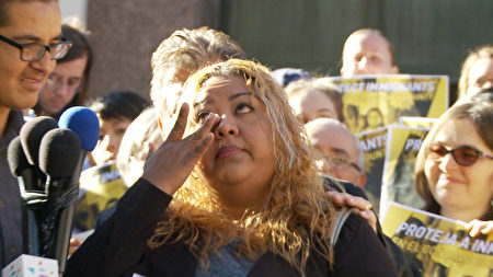 12月20日，在支持洛縣為無證移民提供法律援助的集會現場，伊爾瑪‧洛佩茲（Irma Lopez）演講時一度哽咽流淚。（楊陽/大紀元）