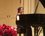 安徽獨立作家張林女兒張安妮12月16日在卡耐基音樂廳演奏鋼琴。 (施萍/大紀元)