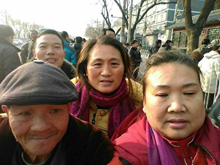 自11月28日开始,连续三天,来自大陆29个省的上万名被清退的民办与代课教师进京上访。(访民提供)