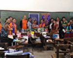 图： 爱市狮会所捐书籍分发到菲律宾巴克劳市的学校。（爱市狮会提供）
