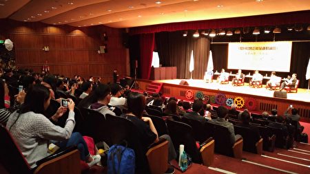 「提升社會正能量運動論壇」現場許多扶輪社員及各校學生在場聆聽。(陳予善/大紀元)