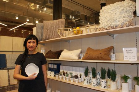 「Sin」店主冼韻潔手拿著一個像極了生日派對紙碟的陶瓷碟說,這個仿製的陶瓷碟就是她兒時生活的快樂記憶。