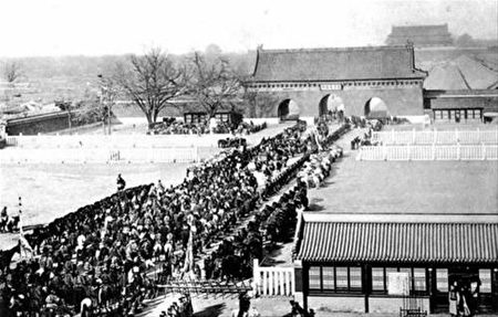 1902年,光绪慈禧回銮进“大清门”(已被拆除)(公有领域)。
