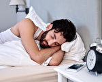 英國一項研究發現，早上起床後不要整理床舖比較健康。圖為一名男子在睡覺。（Fotolia）