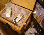 2003年1月8日，在美國財政歷史博物館裡展出的一塊金磚。該金磚是從1857年在南卡羅萊納州附近沉沒的中美洲號上打撈所得。(Spencer Platt/Getty Images)