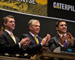 全球最大工程機械製造商卡特彼勒(Caterpillar)執行長奧伯漢曼（中）表示：美國商界領袖對川普未來新政充滿樂觀期待。(Andrew Burton/Getty Images)