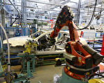 德国机器人公司库卡今年夏天被中国公司收购。图为库卡机器人在戴姆勒汽车公司生产线上工作。（Thomas Niedermueller/Getty Images）