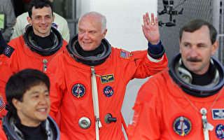 週四，美國國家航空航天局的宇航員、參議員約翰•格倫（中）去世，享年95歲。(TONY RANZE/AFP/Getty Images)