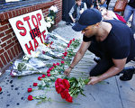 6月12日奧蘭多夜店發生恐怖襲擊案當天，紐約市民祭奠遇難者。(Monika Graff/Getty Images)