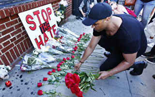 6月12日奧蘭多夜店發生恐怖襲擊案當天，紐約市民祭奠遇難者。(Monika Graff/Getty Images)