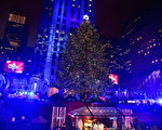11月30日晚，成千上萬的人冒雨齊聚曼哈頓市中心，觀賞紐約洛克斐勒中心一年一度的聖誕樹點燈儀式。(Theo Wargo/Getty Images)