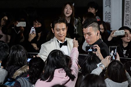 South Korean actor Lee Byung-hun (C) arrives on the red carpet at the Mnet Asian Music Awards (MAMA) at Asia-World Expo in Hong Kong on December 2, 2016. / AFP / Anthony WALLACE (Photo credit should read ANTHONY WALLACE/AFP/Getty Images)