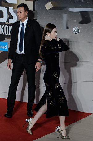 South Korean actress Han Hyo-joo arrives on the red carpet at the Mnet Asian Music Awards (MAMA) at Asia-World Expo in Hong Kong on December 2, 2016. / AFP / Anthony WALLACE (Photo credit should read ANTHONY WALLACE/AFP/Getty Images)