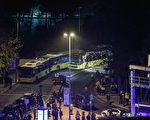 周六，土耳其伊斯坦布尔市中心1座足球场外发生2起爆炸事件，造成至少20人受伤。(OZAN KOSE/AFP/Getty Images)