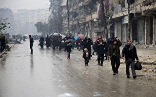 叙利亚反抗军周二表示，已与政府达成协议，平民和战士将可从第2大城市阿勒坡（Aleppo）反抗军仍然控制的地区撤离。(KARAM AL-MASRI/AFP/Getty Images)