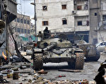 知名軍事理論專家羅伯特．法利（Robert Farley）近日在《國家利益》雙月刊撰文指，2017年5個地區或領域將成為潛在的「火藥桶」，其中包括敘利亞。圖為12月14日，敘利亞親政府軍在阿勒頗軍事行動中向前推進。(GEORGE OURFALIAN/AFP/Getty Images)