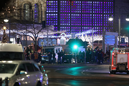 在德國柏林市中心,一輛卡車衝進一個聖誕市場,至少50人受傷,9人死亡。(Sean Gallup/Getty Images)