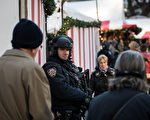 在柏林聖誕市場12月19日發生恐怖襲擊之後，紐約全市的室外聖誕市場開始加強安保工作。而聯邦執法當局也在12月23日發布全國警告聖誕節期間孤狼襲擊教堂的可能性。(Drew Angerer/Getty Images)