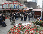 12月19日德國柏林的一個聖誕節集市遭恐怖襲擊，一輛卡車撞向人群，造成12人死亡。圖：22日柏林人為遇難者鮮花。(Sean Gallup/Getty Images)