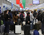 12月23日芝加哥奥黑而国际机场内，准备搭机出行的旅游者。(Joshua Lott/Getty Images)