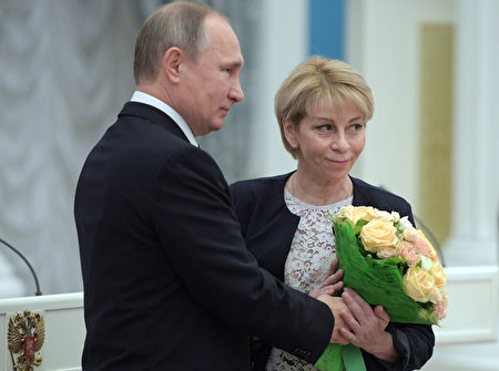 A picture taken on December 8, 2016 shows Russian 叶莉扎维塔．格林卡（Yelizaveta Glinka）12月8日接受普京总统表扬。(ALEXEI DRUZHININ/AFP/Getty Images)