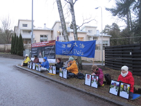 2016年12月10日是国际人权日，芬兰部分法轮功学员到首都的中领馆前和平抗议，呼吁中共立即停止活摘法轮功学员器官。（李乐/大纪元）