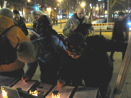 12月10日下午，芬兰部分法轮功学员在首都市区进行烛光守夜，悼念被迫害致死的法轮功学员。民众踊跃前来签名，反对迫害。（李乐/大纪元）