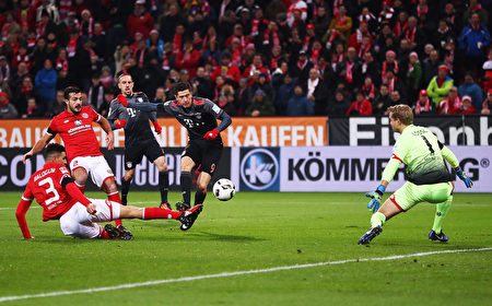 拜仁的波兰前锋莱万多夫斯基（中）在德甲对阵美因茨，连续四次每场进二球。(Alex Grimm/Bongarts/Getty Images) 