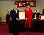湾区国际狮子会创会会长徐雅琴受聘成为新竹县政府县政顾问。（徐雅琴提供）