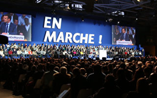 12月10日下午，自成黨派的法國前經濟部長馬卡龍（Emmanuel Macron）在巴黎舉行首次參選總統造勢大會，與會的支持者多達15000人。（新唐人電視截圖）