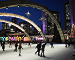 多伦多市府前的溜冰场圣诞节期间开放。（Shutterstock）