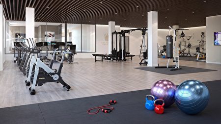 业主会所内有设备齐全的健身房，并且提供礼宾服务。