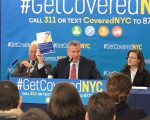白思豪介紹GetCoveredNYC計畫，鼓勵市民加入醫保。 (韓瑞/大紀元)