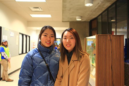 武婷和武蘇珊姐妹感謝這次活動能夠幫上這麼多像他們姊妹一樣的移民。(石玉斌/大紀元)
