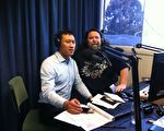 堪培拉社区广播电台1 WAY FM的主持人主持人布罗斯南(Mark Brosnan)于11月22日下午专门邀请法轮功学员德明到其位于首都堪培拉的录音棚进行现场采访并直播。(本人提供)