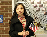 12月21日，来自74个国家的400多名移民在维吉尼亚州宣誓入籍。华人新公民彭洁女士非常高兴成为美国真正的一分子，可以行使公民选举权。（何伊/大纪元）