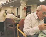 伦敦一家护理中心的老人正在吃午餐（Getty Image）