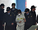 Choi Soon-Sil (C), who has been dubbed Korea's "female Rasputin" for the influence she wielded over the now-impeached president Park Geun-Hye, arrives for her trial at a court in Seoul on December 19, 2016.
The woman at the centre of a corruption scandal that triggered the biggest political crisis for a generation in South Korea appeared in court on December 19 for a preliminary hearing in her trial on fraud charges. / AFP / JUNG Yeon-Je        (Photo credit should read JUNG YEON-JE/AFP/Getty Images)