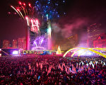每年12月31晚，多倫多市民聚集在市府前的菲利普廣場，迎接新年的到來。（Shutterstock）