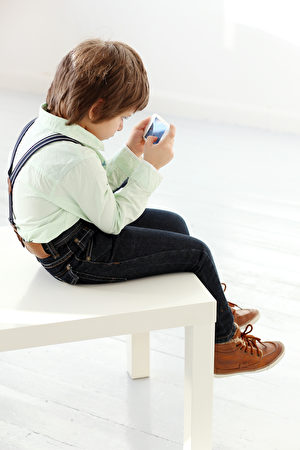  現在的兒童比他們的父母更喜歡彎腰駝背。(Yeko Photo Studio/Shutterstock)