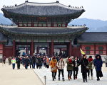 2014年冬中國遊客在遊覽韓國景福宮的景象。（全景林/大紀元）