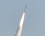 日本今天( 15日)發射世界上最小的SS-520火箭，但火箭升空不久即停止回傳數據給地面控制中心。（AFP PHOTO / JIJI PRESS / STR / Japan OUT）