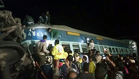 印度東部當地時間21日晚上一列特快車七節車廂及火車頭脫軌翻覆,造成至少36人死亡,數十人受傷。(AFP PHOTO AND NNIS / )STR